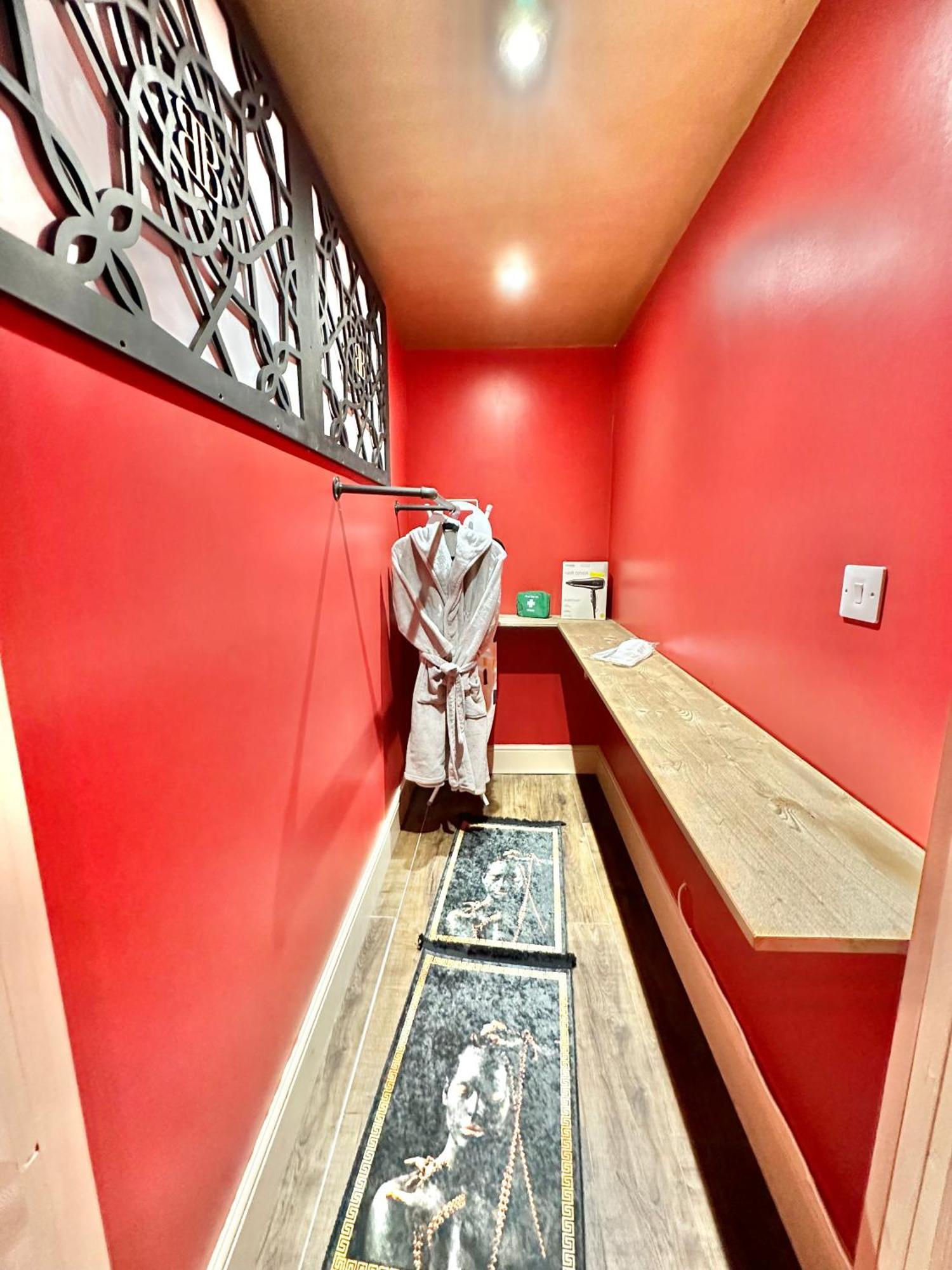 Beyond - Romantic Basement Apartment - Close To Beach - With Parking Борнмут Экстерьер фото