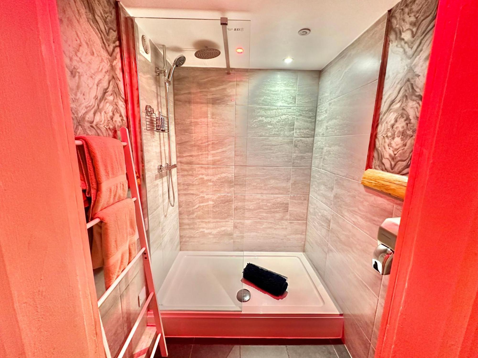 Beyond - Romantic Basement Apartment - Close To Beach - With Parking Борнмут Экстерьер фото