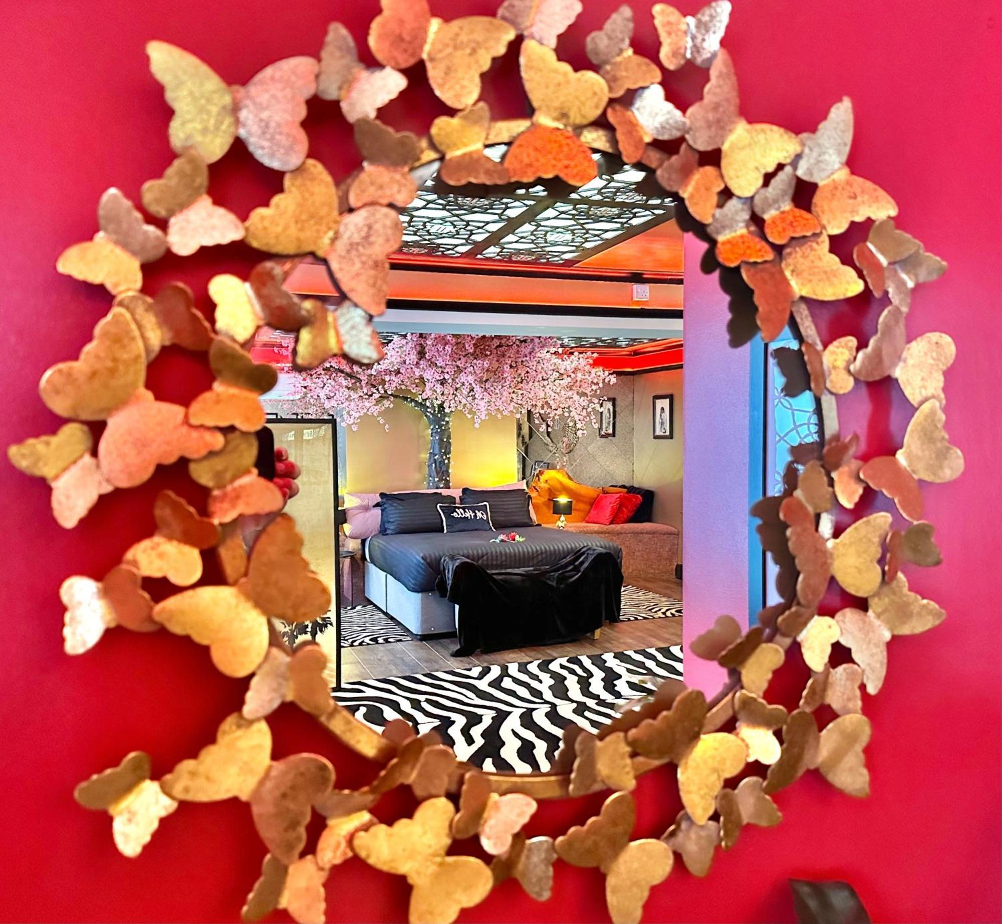 Beyond - Romantic Basement Apartment - Close To Beach - With Parking Борнмут Экстерьер фото