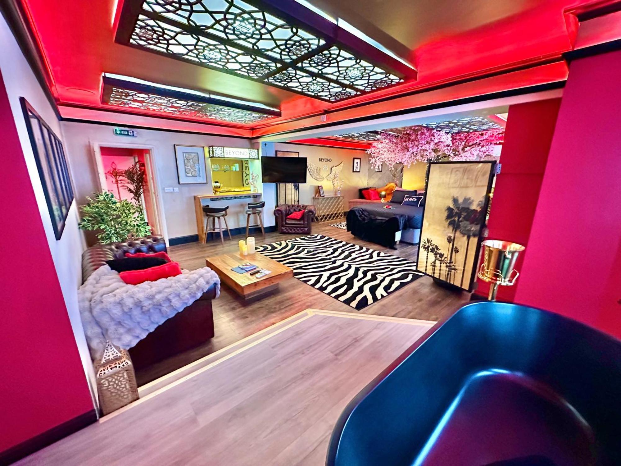 Beyond - Romantic Basement Apartment - Close To Beach - With Parking Борнмут Экстерьер фото