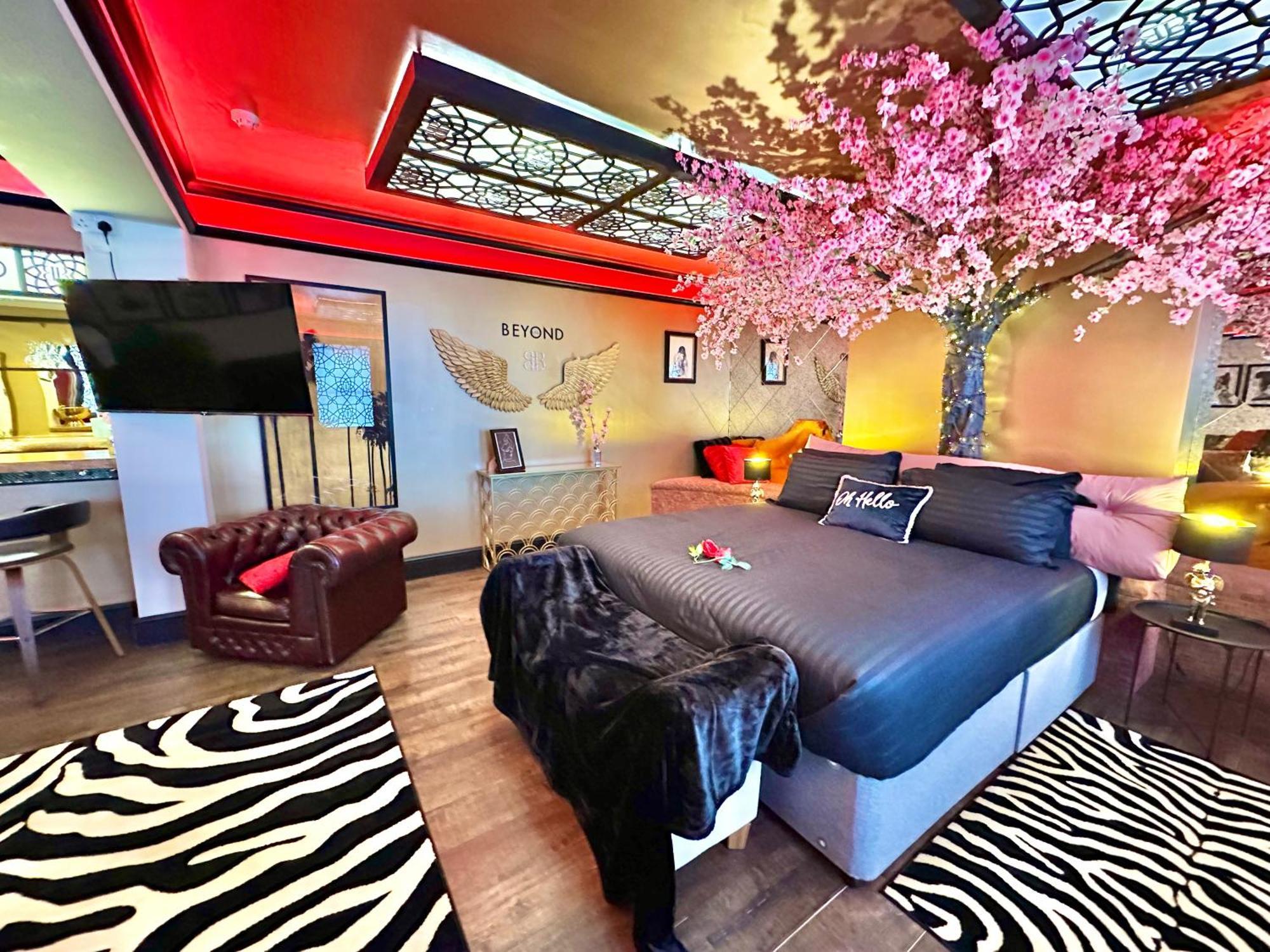 Beyond - Romantic Basement Apartment - Close To Beach - With Parking Борнмут Экстерьер фото