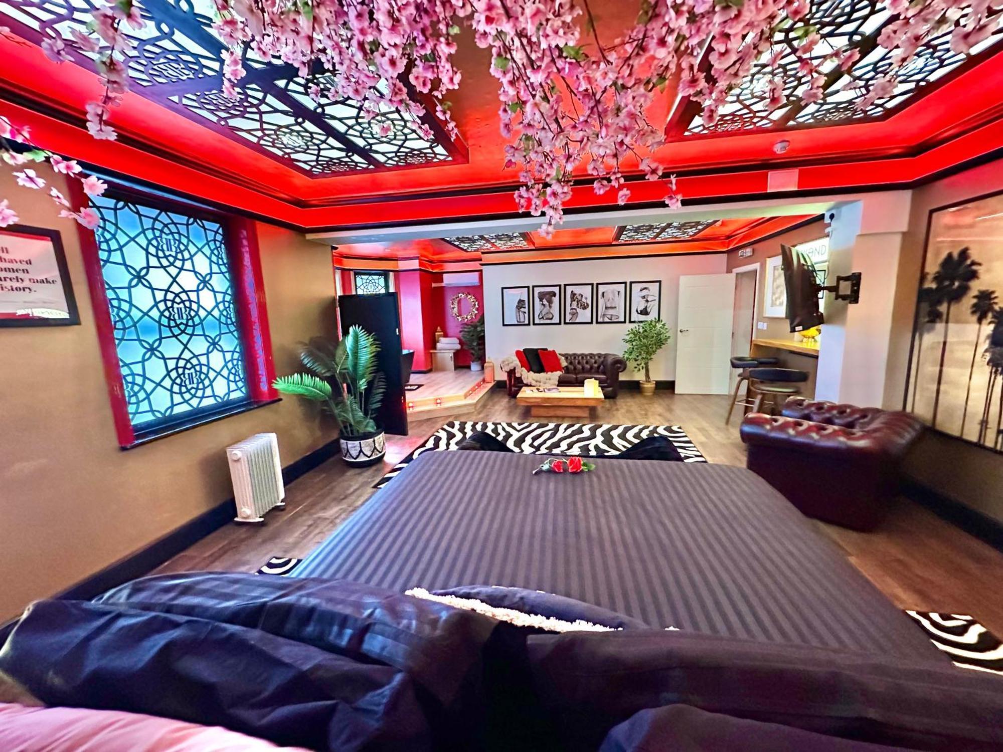 Beyond - Romantic Basement Apartment - Close To Beach - With Parking Борнмут Экстерьер фото
