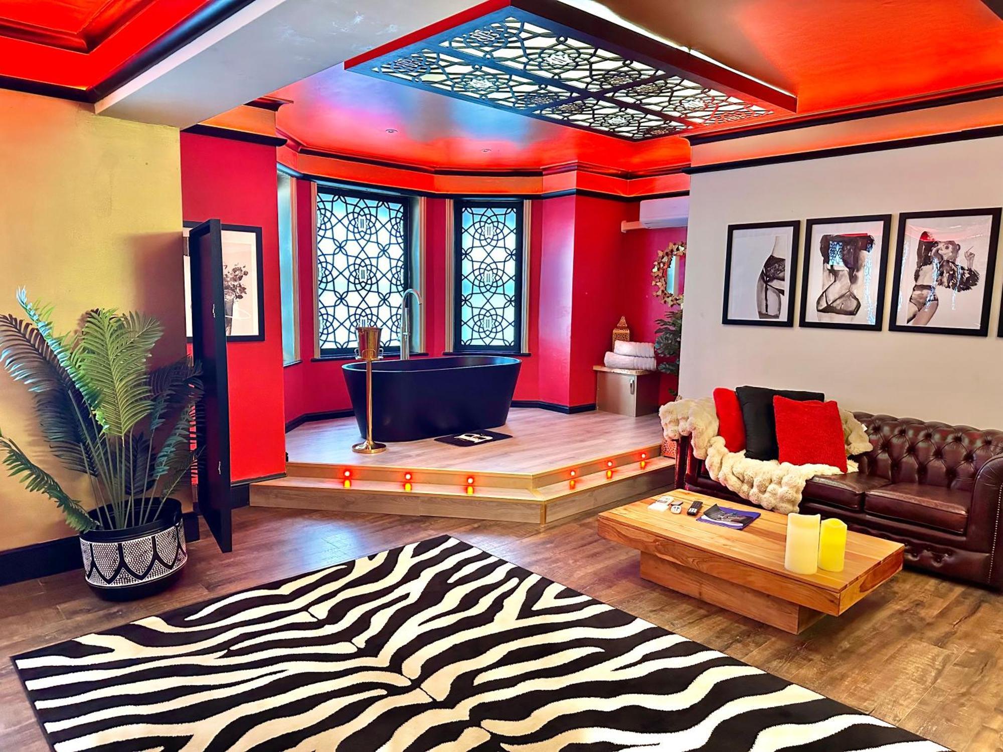 Beyond - Romantic Basement Apartment - Close To Beach - With Parking Борнмут Экстерьер фото