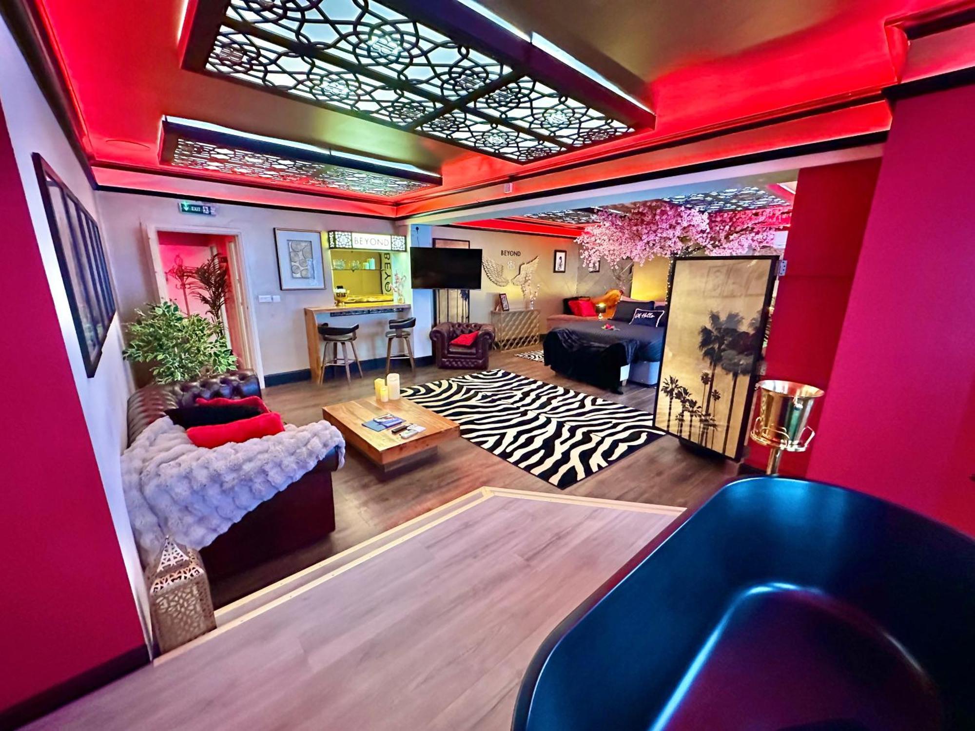 Beyond - Romantic Basement Apartment - Close To Beach - With Parking Борнмут Экстерьер фото