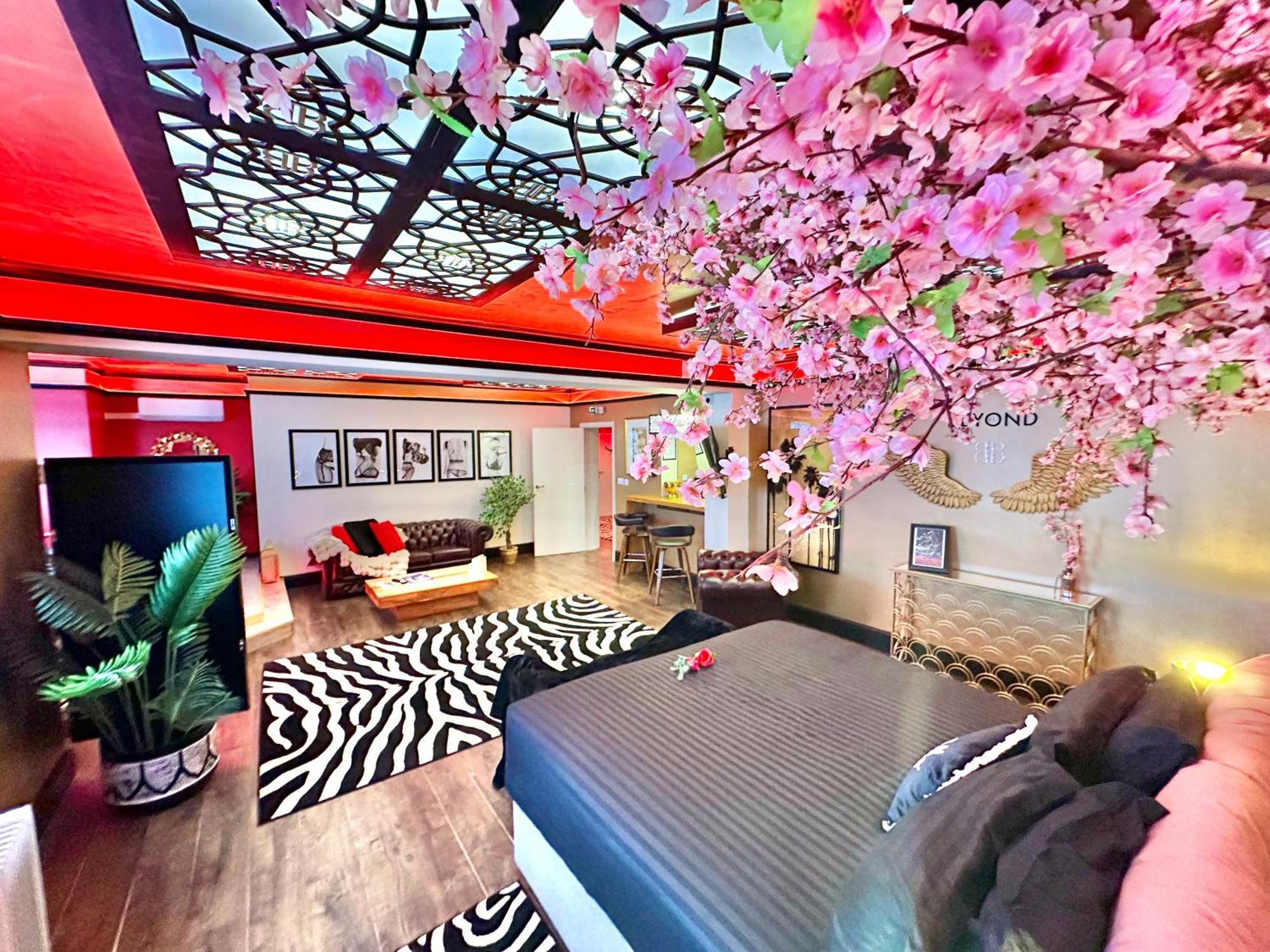 Beyond - Romantic Basement Apartment - Close To Beach - With Parking Борнмут Экстерьер фото
