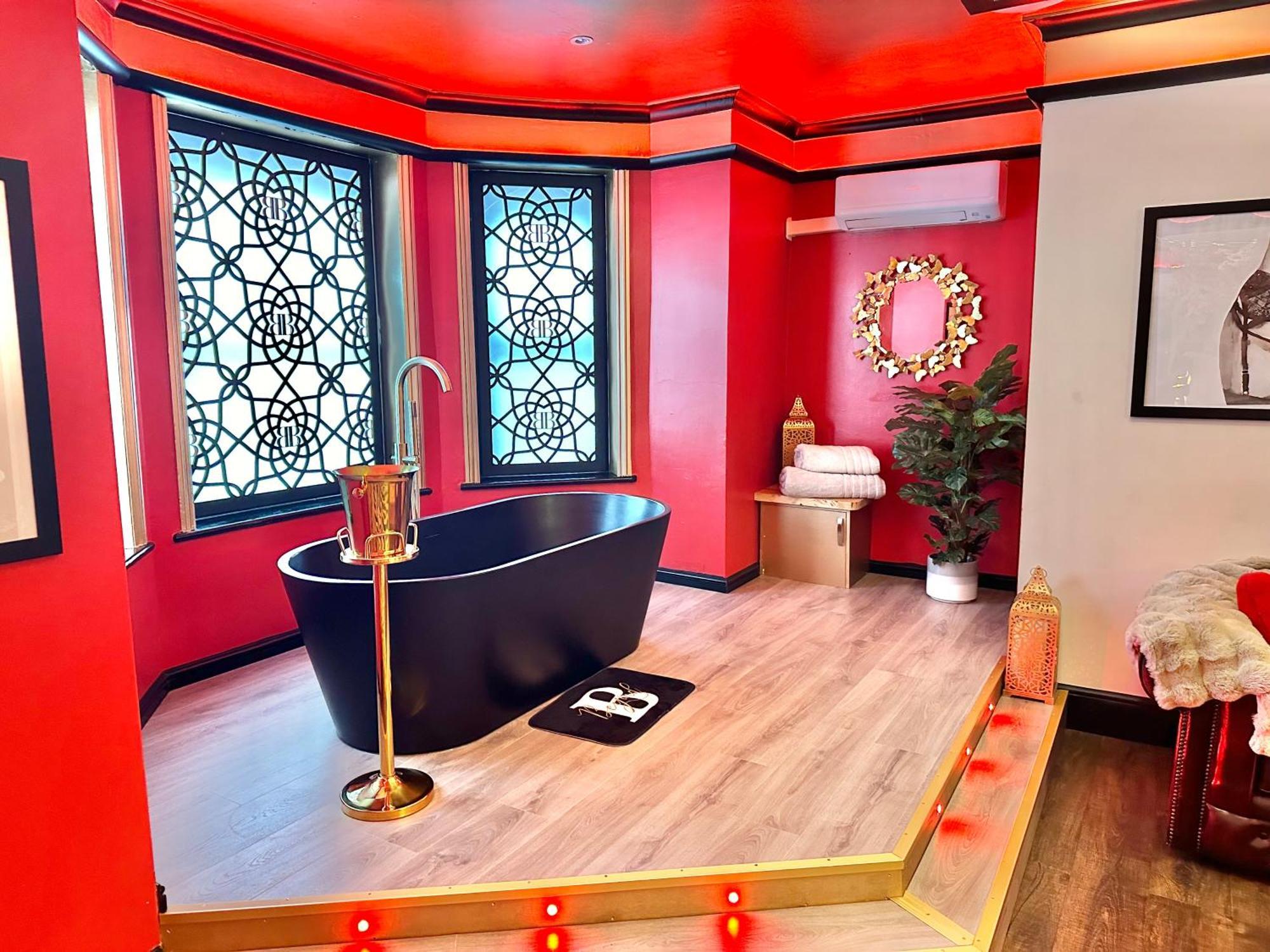 Beyond - Romantic Basement Apartment - Close To Beach - With Parking Борнмут Экстерьер фото