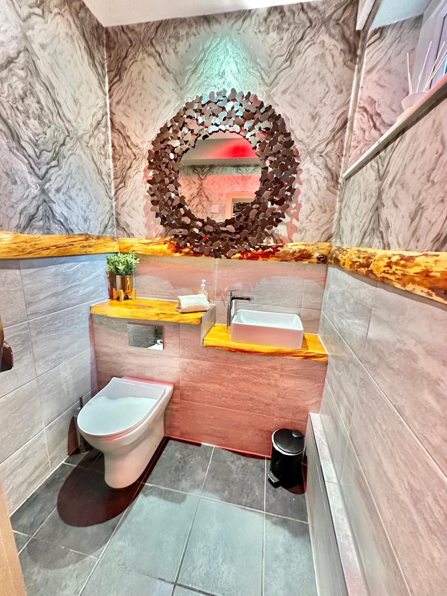 Beyond - Romantic Basement Apartment - Close To Beach - With Parking Борнмут Экстерьер фото
