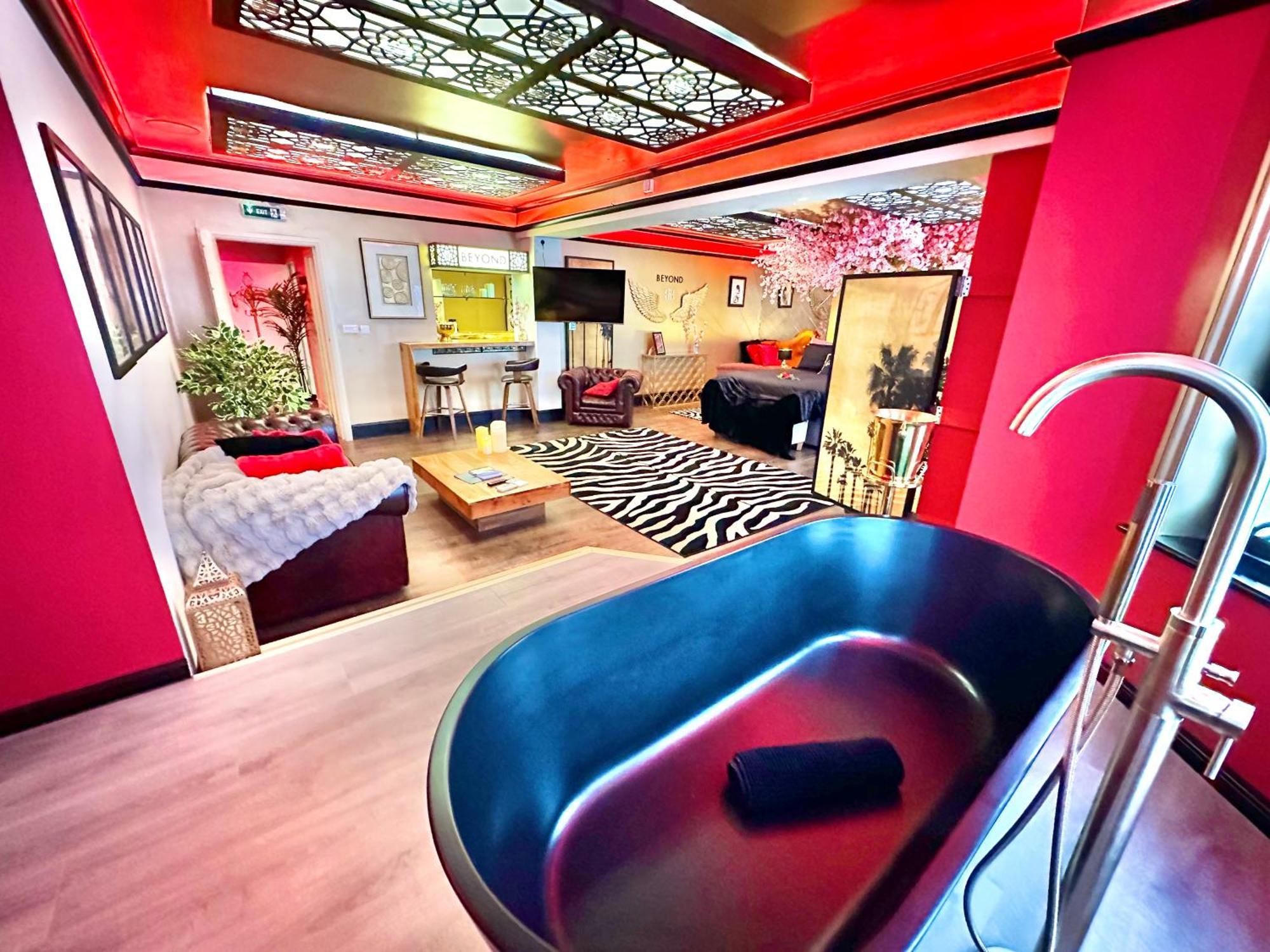 Beyond - Romantic Basement Apartment - Close To Beach - With Parking Борнмут Экстерьер фото